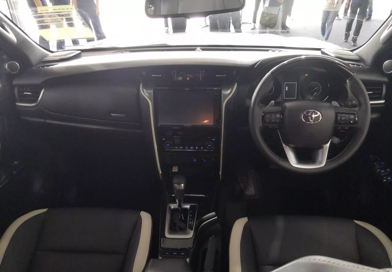 khoang nội thất của Toyota Fortuner 2020