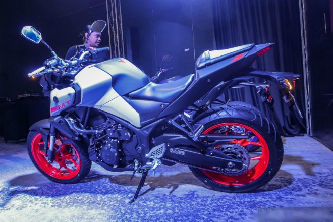 ‘Cao thủ bóng đêm’ Yamaha MT-25 ra mắt, càn quét cực mạnh Honda CB250R ảnh 1