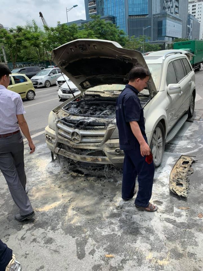Clip nóng: Hoảng hồn xe sang Mercedes Benz GL 350 tự bốc cháy nghi ngút giữa lòng Hà Nội ảnh 2