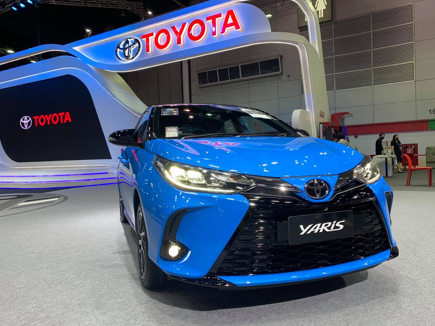 Lộ clip Toyota Yaris 2020 trước khi về Việt Nam bị hành cho 'lên bờ xuống ruộng' ảnh 1