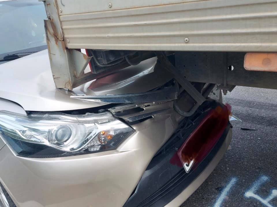 Tai nạn liên hoàn khiến Honda CR-V và Toyota Vios vỡ đầu, lọt gầm xe tải ảnh1