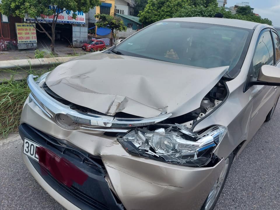 Tai nạn liên hoàn khiến Honda CR-V và Toyota Vios vỡ đầu, lọt gầm xe tải ảnh 3