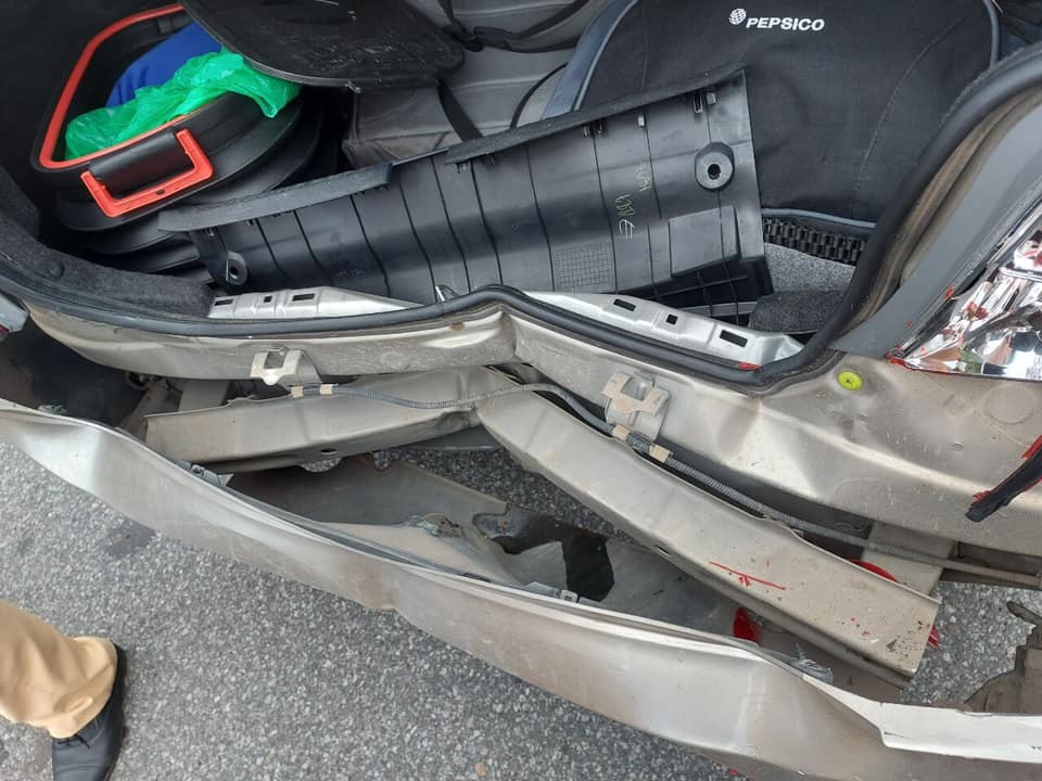 Tai nạn liên hoàn khiến Honda CR-V và Toyota Vios vỡ đầu, lọt gầm xe tải ảnh 2