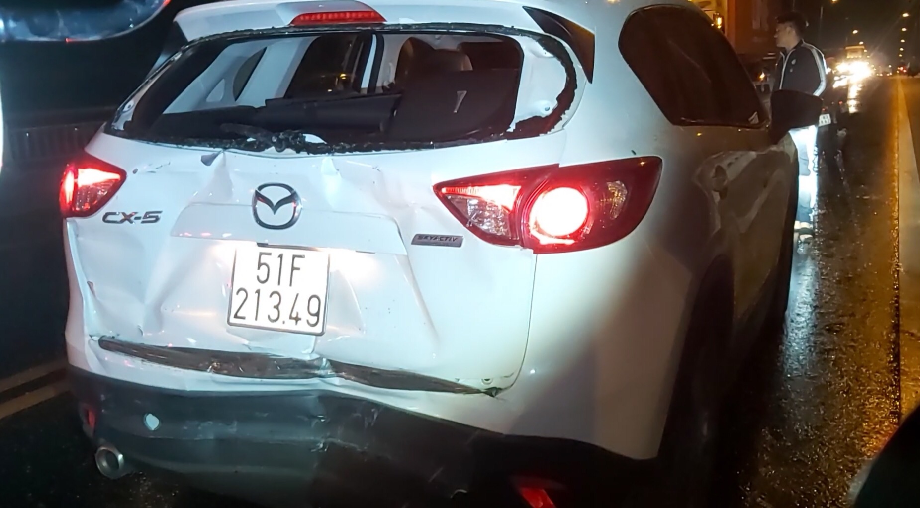 Tai nạn liên hoàn khiến Mazda CX-5 và Toyota bẹp rúm, loạt ô tô bị nát bét ảnh 4