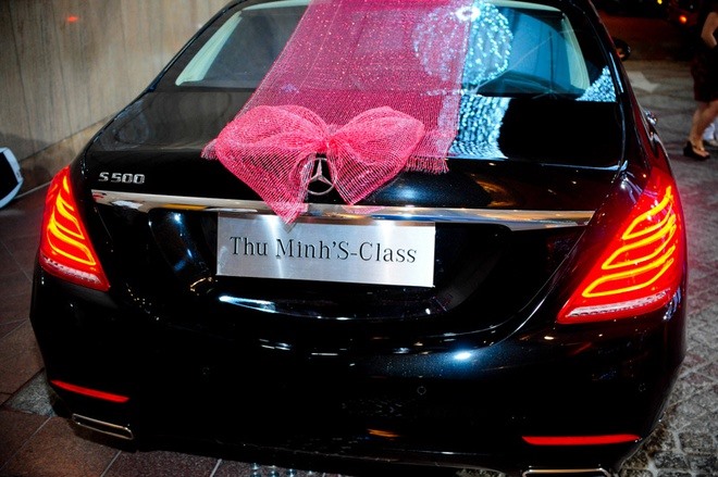 Thu Minh bất ngờ được chồng đại gia tặng xế hộp khủng Mercedes S-Class gắn tên riêng ảnh 2
