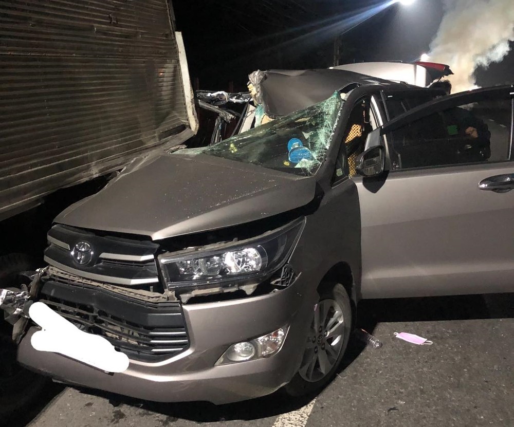 Tài xế Toyota Innova ngủ gật ‘xông phi’ vào xe tải: Xe 'nát tan' nhưng ai cũng giật mình vì điều này ảnh 1