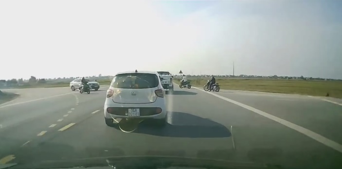 Video: Thanh niên đi Honda SH 'hôn đất' sau cú 'xông phi' qua đường cực mạo hiểm ảnh 1