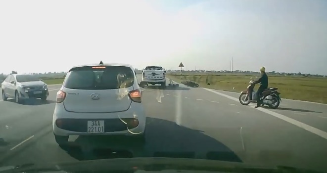 Video: Thanh niên đi Honda SH 'hôn đất' sau cú 'xông phi' qua đường cực mạo hiểm ảnh 2