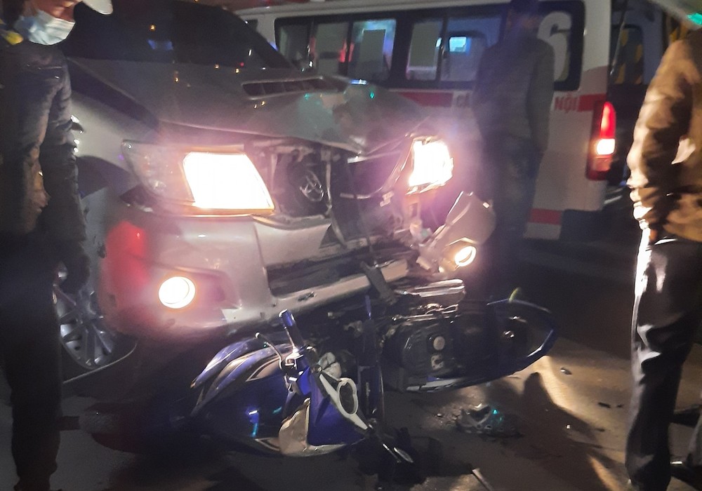 Yamaha Exciter bất ngờ ‘lọt gầm’ Toyota Hilux khiến dân tình ‘đứng hình’, 2 người trọng thương ảnh 3