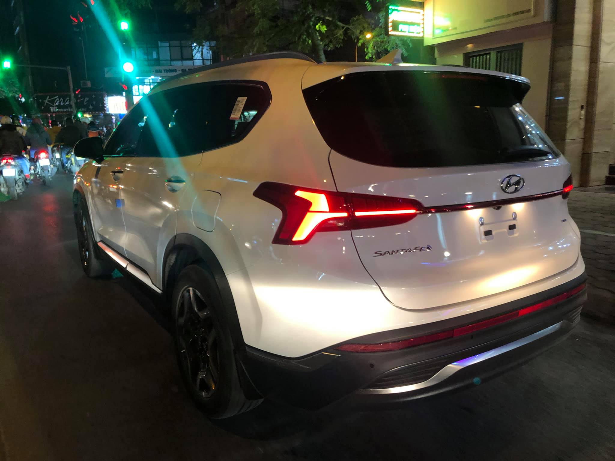 Hot: Hyundai Santa Fe lộ diện trên đường phố Hà Nội, quyết ‘càn quét’ Toyota Fortuner, Honda CR-V ảnh 2