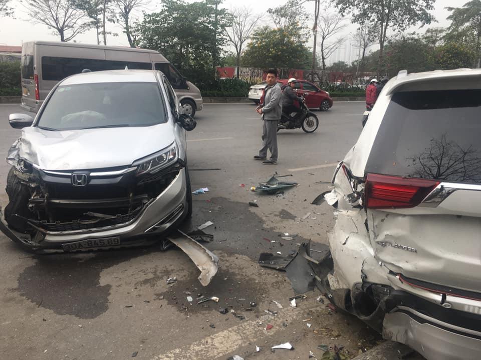 Tá hỏa tai nạn liên hoàn giữa Honda City, CR-V và Mitsubishi Outlander, 1 tài xế bị thương ảnh 2