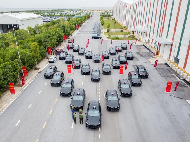 70 xe VinFast Lux SA2.0 của tỷ phú Phạm Nhật Vượng chính thức được bàn giao cho Bộ Công an ảnh 1