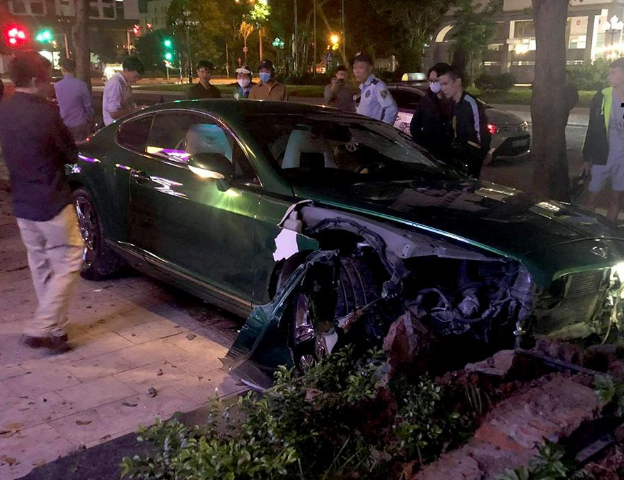 Hà Nội: Tá hỏa siêu xe Bentley mới cứng mất lái đâm vào bồn hoa, phần đầu ‘không cánh mà bay’ ảnh 1