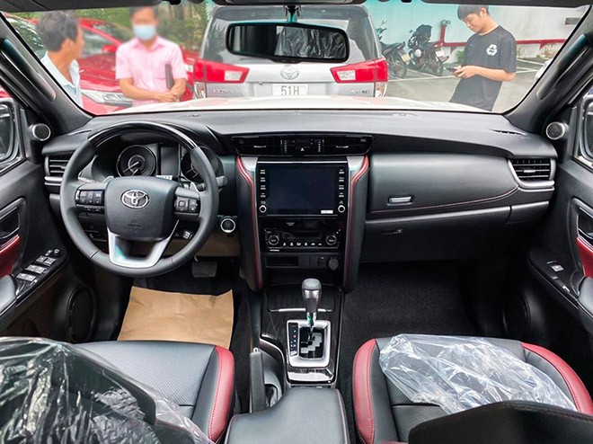 Toyota Fortuner Legender có mặt tại đại lý, sẵn sàng ‘áp đảo thế trận’ Honda CR-V, Kia Sorento ảnh 2