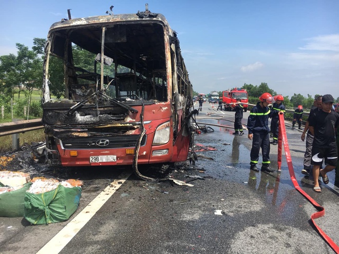 Ô tô giường nằm đột ngột bốc cháy trên đường cao tốc, hành khách thoát hiểm trong gang tấc