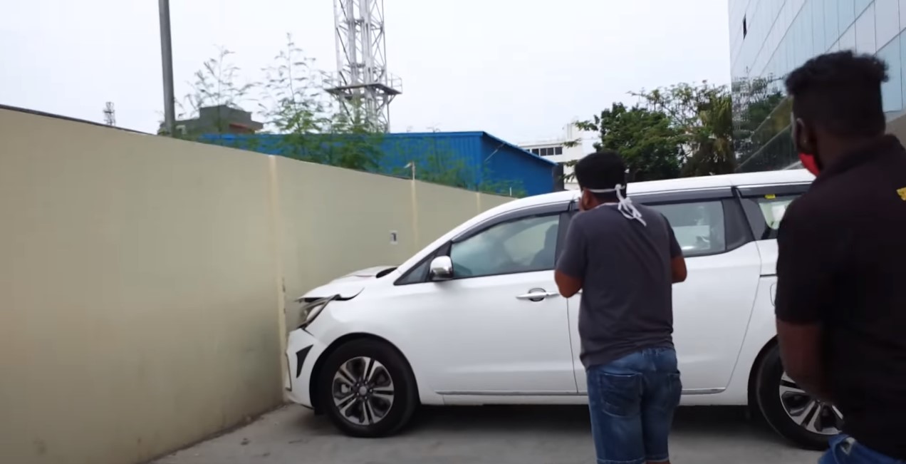 Tài xế lái Kia Sedona đâm thẳng vào tường đại lý khi vừa mới mua xe xong