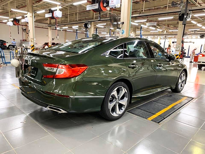 Honda Accord bất ngờ c&oacute; phi&ecirc;n bản m&agrave;u xanh r&ecirc;u, gi&aacute; b&aacute;n mới khiến nhiều người bất ngờ