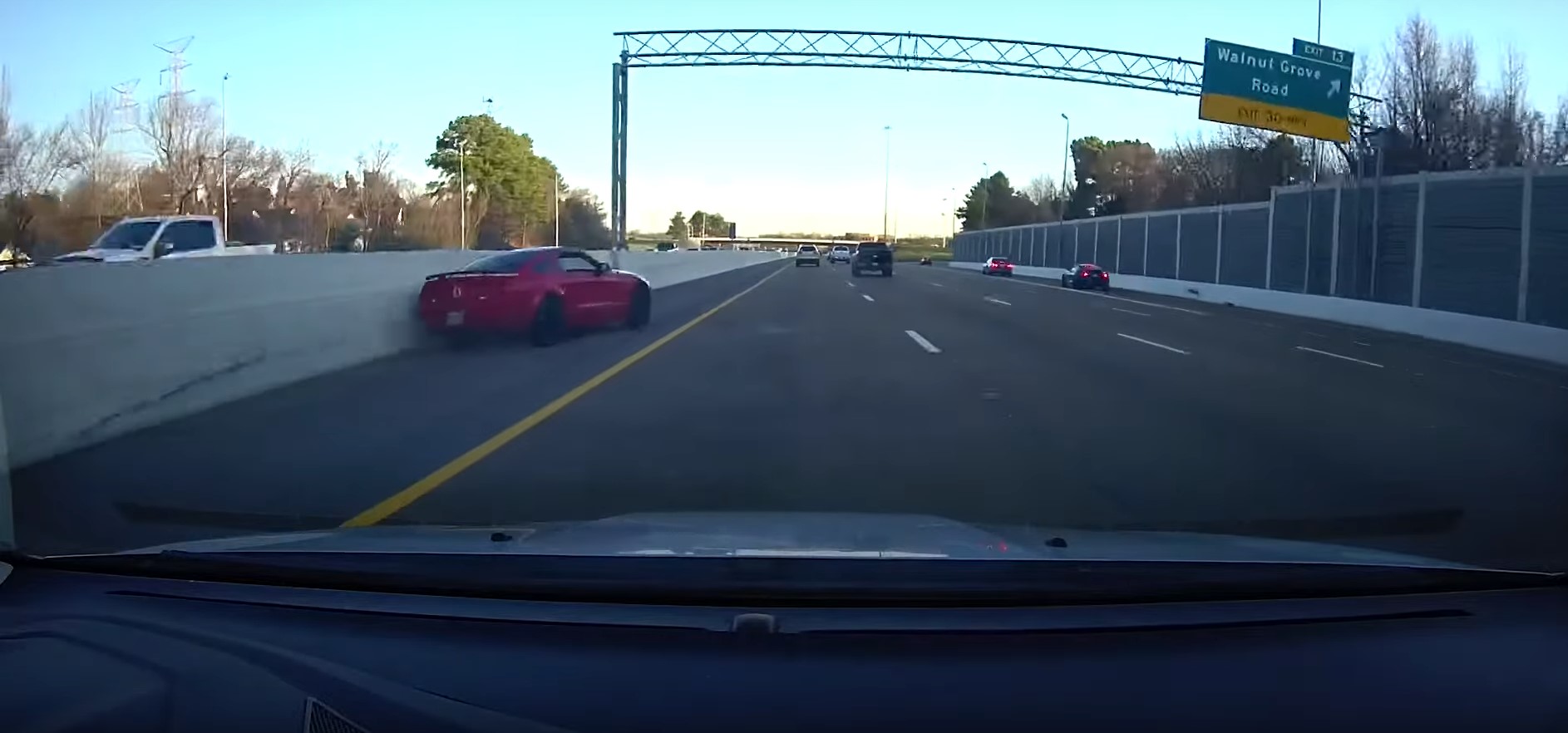 Video: Xe sang gây tai nạn tính bỏ chạy nhưng lại tông thẳng vào xe khác
