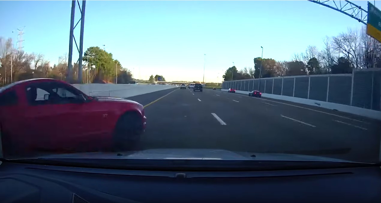 Video: Xe sang gây tai nạn tính bỏ chạy nhưng lại tông thẳng vào xe khác