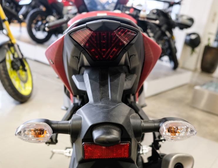 Yahama R3 2020 mới giá chỉ 129 triệu mà còn nhiều trang bị mới, khách Việt phát thèm