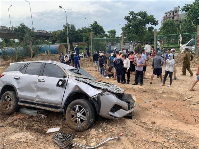 Tai nạn liên hoàn trên đại lộ Mai Chí Thọ khiến Toyota Fortuner nát bét  đuôi xe xe tải lớn lật nghiêng