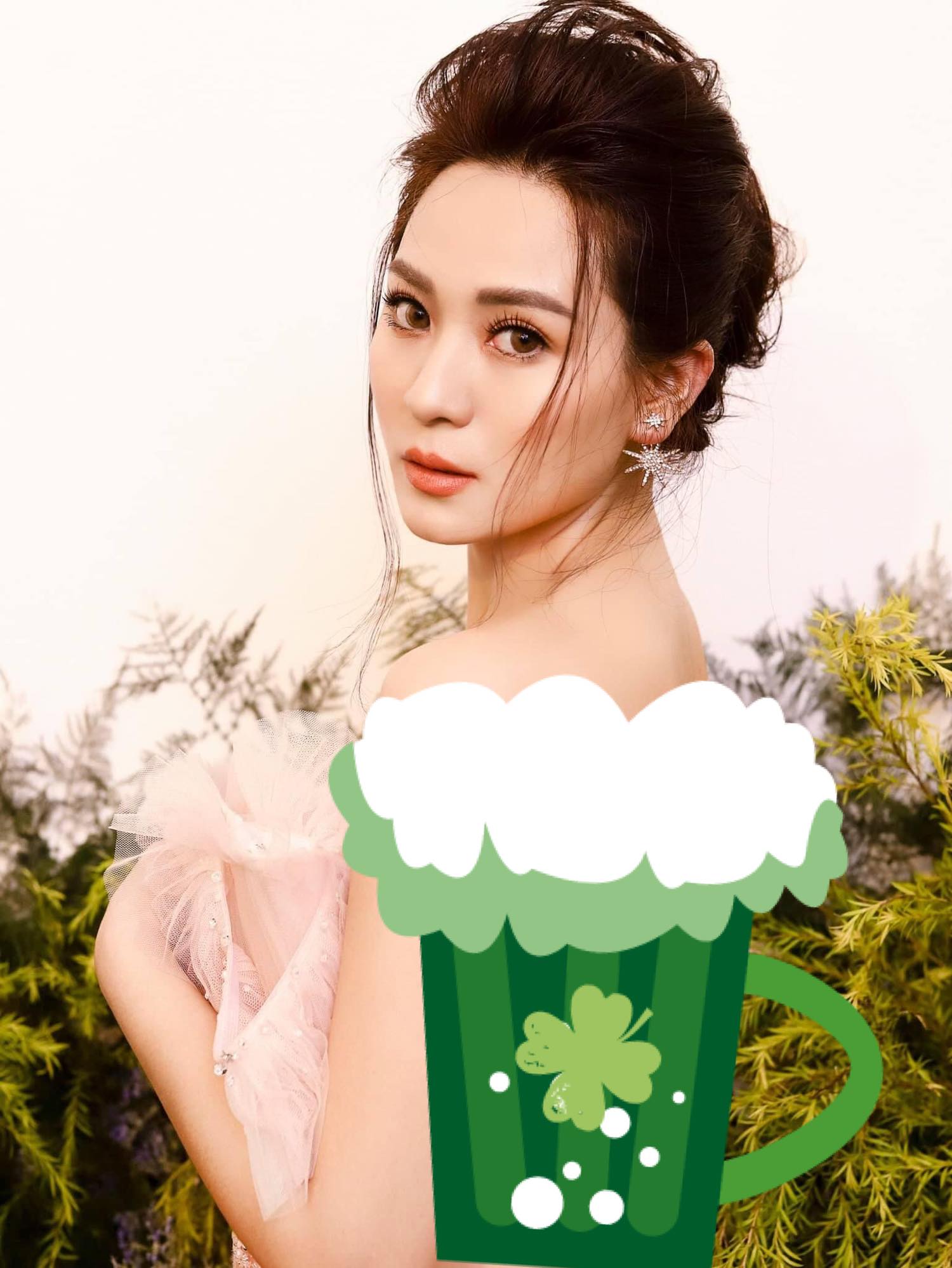 Con-gai-nuoi-hoai-linh-dang-anh-coi-sach-gay-ngo-ngang-than-hinh-nong-bong-ngang-ngua-ngoc-trinh