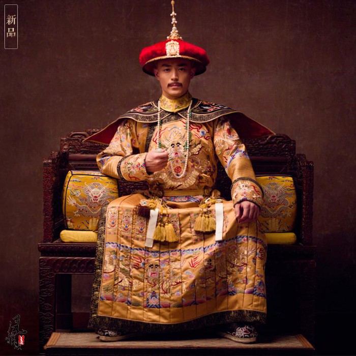 Càn Long là vị Hoàng đế rất chuyên tâm đến triều chính, đã xóa bỏ chế độ chính trị hà khắc của Ung Chính