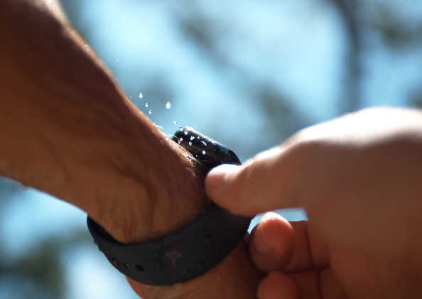 video-can-canh-giay-phut-chiec-apple-watch-tu-day-nuoc-ra-khoi-thiet-bi-3