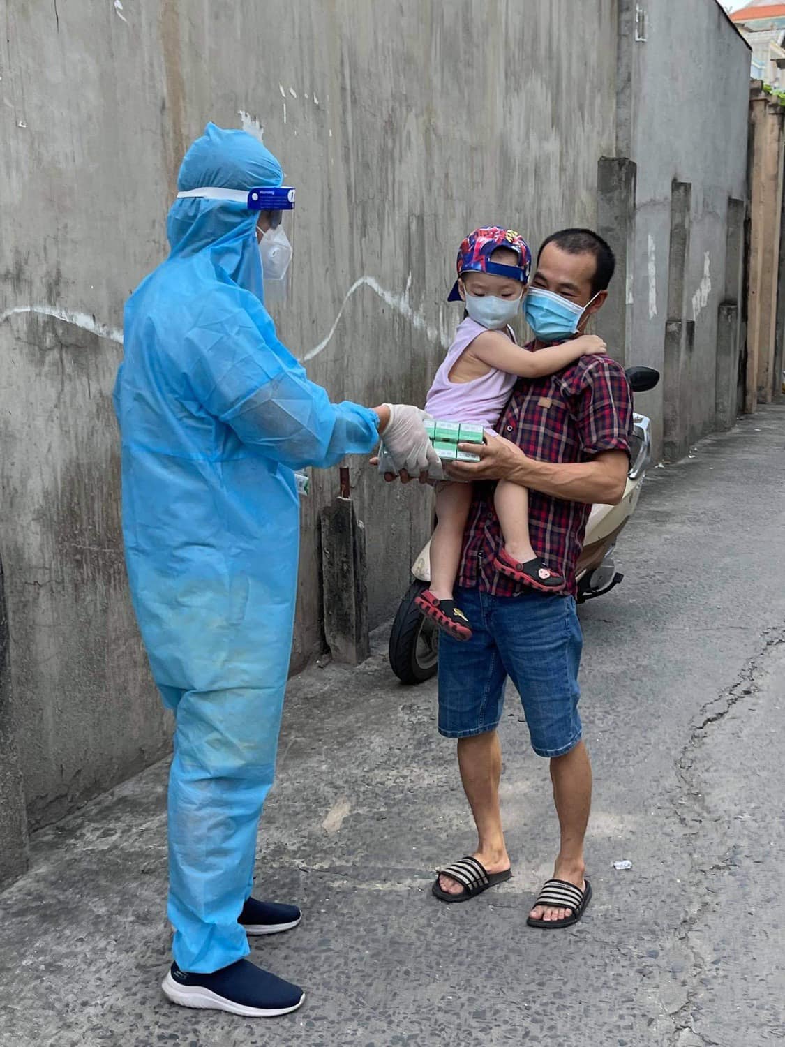 Cuong-do-la-nhan-con-mua-loi-khen-tu-cu-dan-mang-khi-co-hanh-dong-thuet-thuc-giua-dai-dich-covid-5