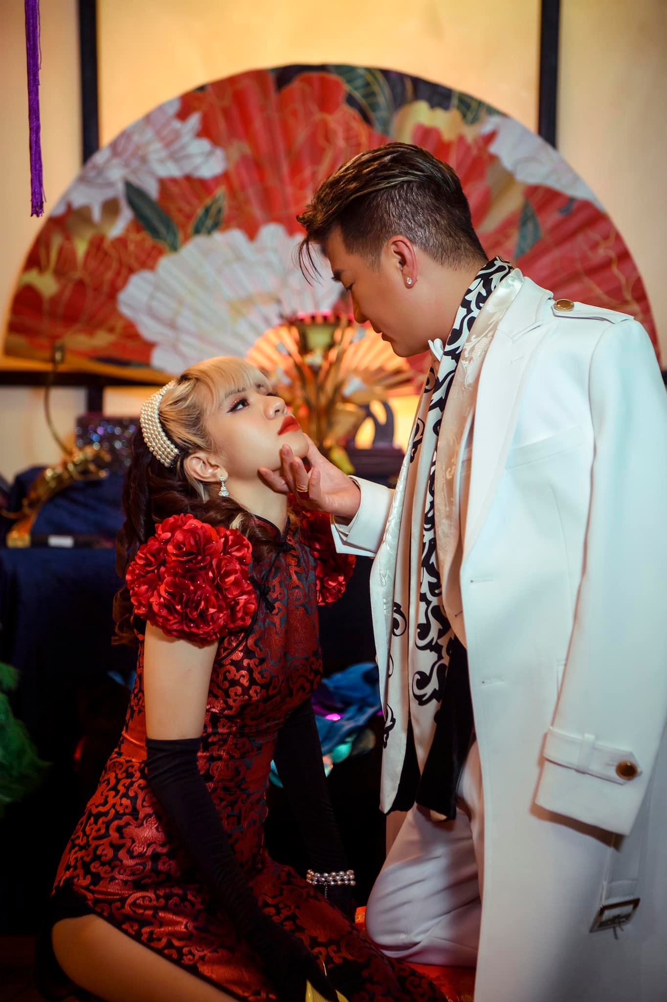 Cong-chung-ngo-ngang-truoc-loat-canh-va-tu-the-nhay-cam-cua-tiktoker-ciin-trong-mv-moi-cua-dam-vinh-hung-1