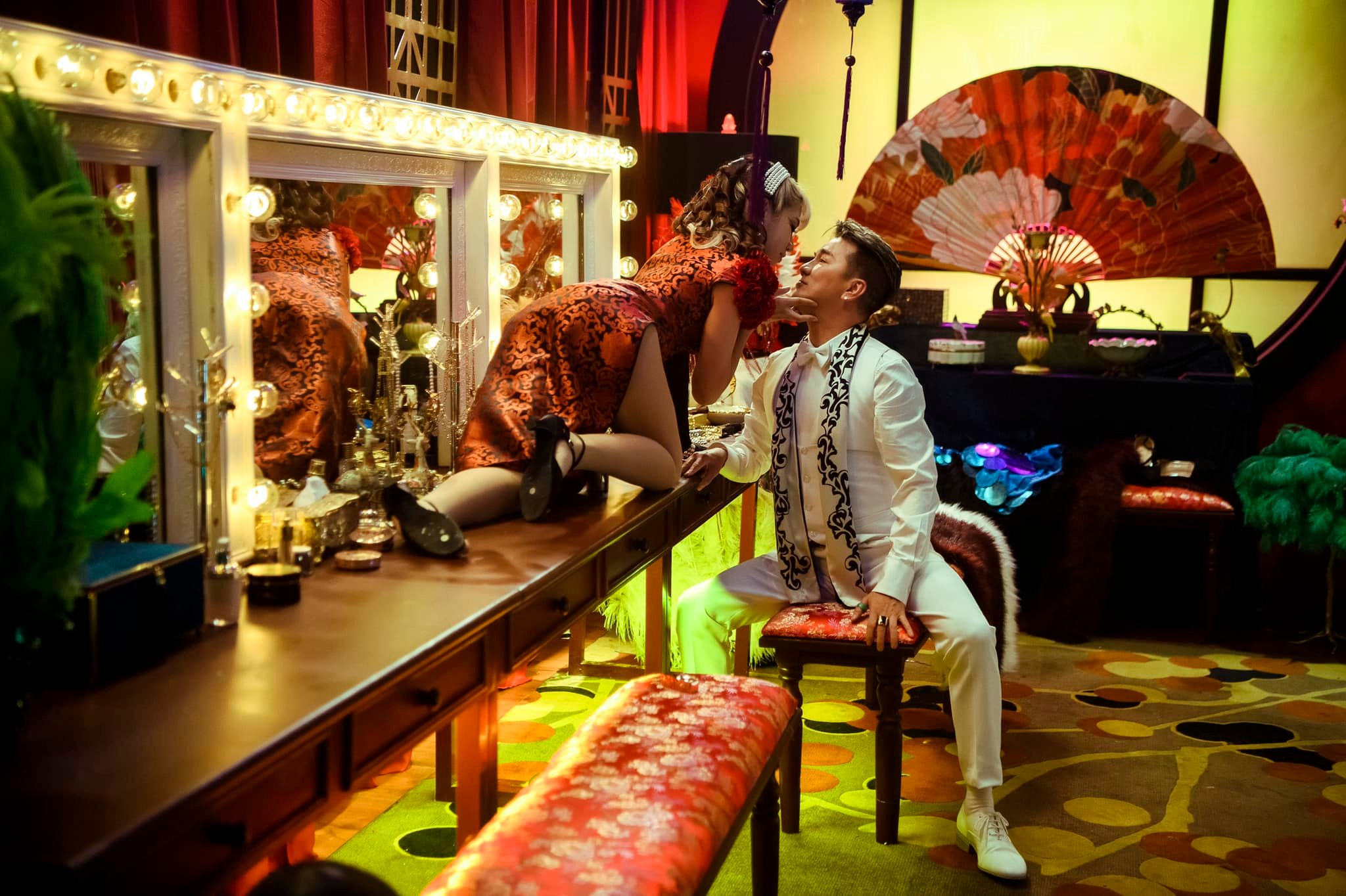 Cong-chung-ngo-ngang-truoc-loat-canh-va-tu-the-nhay-cam-cua-tiktoker-ciin-trong-mv-moi-cua-dam-vinh-hung-2