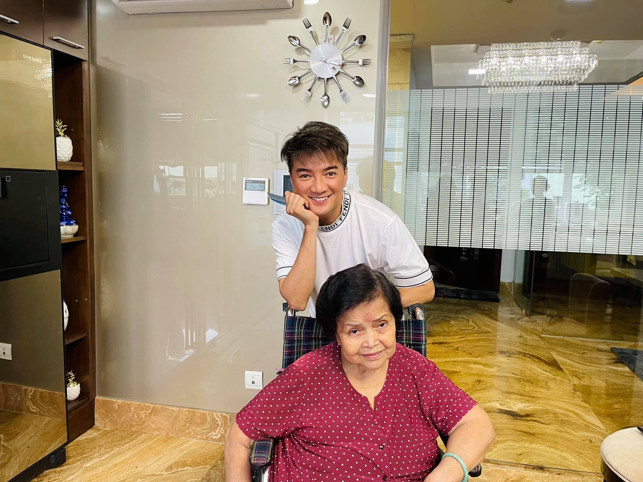 Sau-khi-uong-say-de-giai-sau-chi-ngu-von-ven-2-tieng-dam-vinh-hung-day-som-tu-tay-cat-toc-cho-me-6