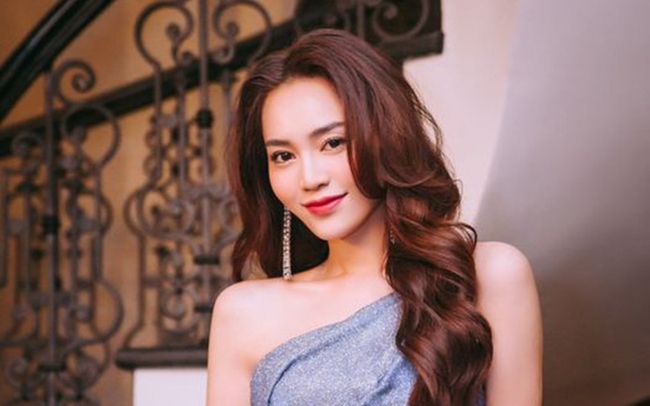 Tin-trua-1-2-le-quyen-mac-vay-khong-noi-y-goi-cam-vuot-ngoc-trinh-ngoc-son-chan-chinh-ho-van-cuong