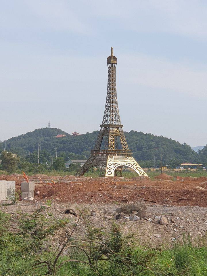 Thap-eiffel-phien-ban-viet-o-thanh-hoa-lot-top-tim-kiem-goole-au-ha-my-trong-hung-bi-cdm-goi-ten-2