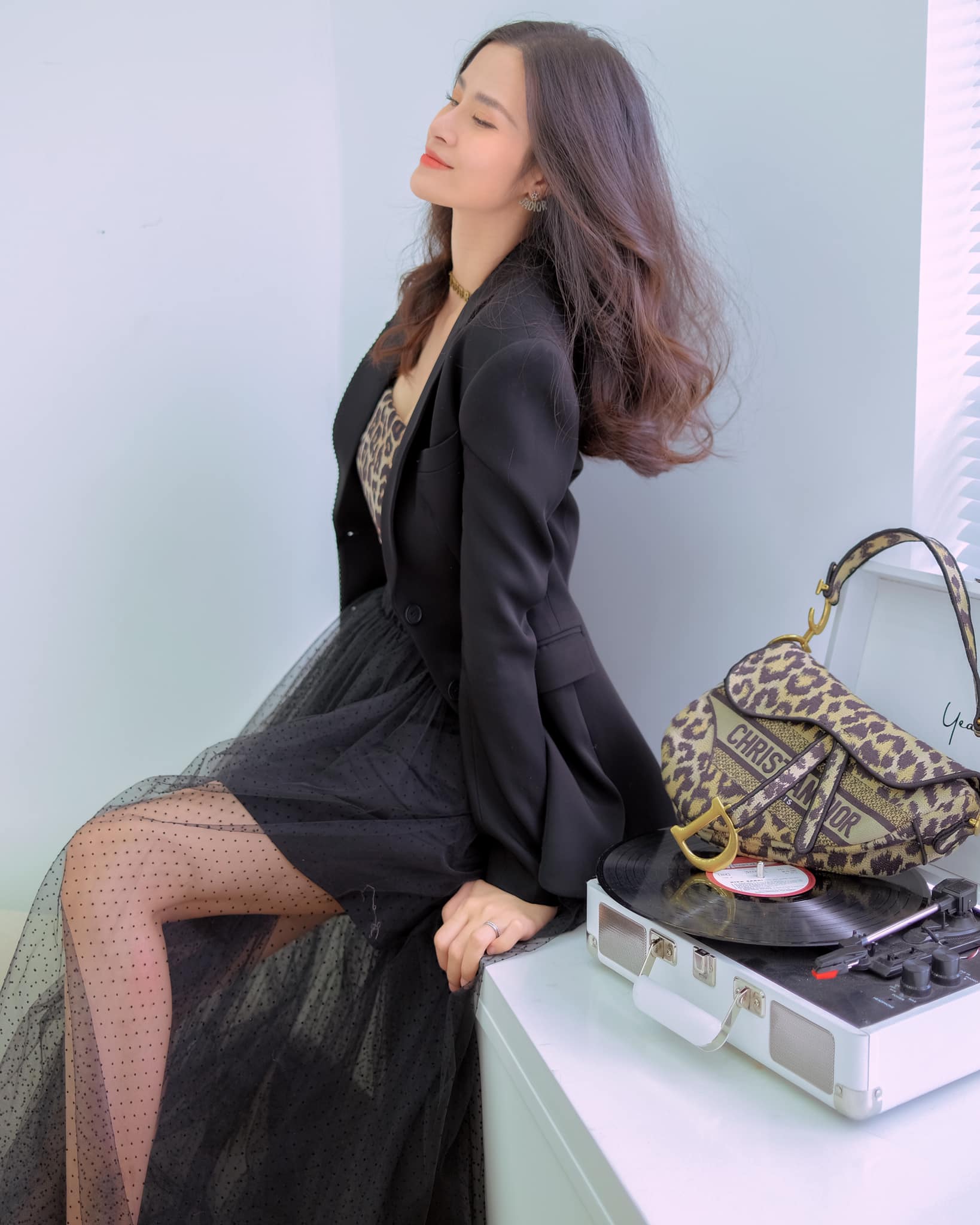 Dong-nhi-dien-ao-qauy-o-ep-vong-1-size-khung-khoe-vong-eo-phang-ly-khong-kem-canh-ngoc-trinh-1