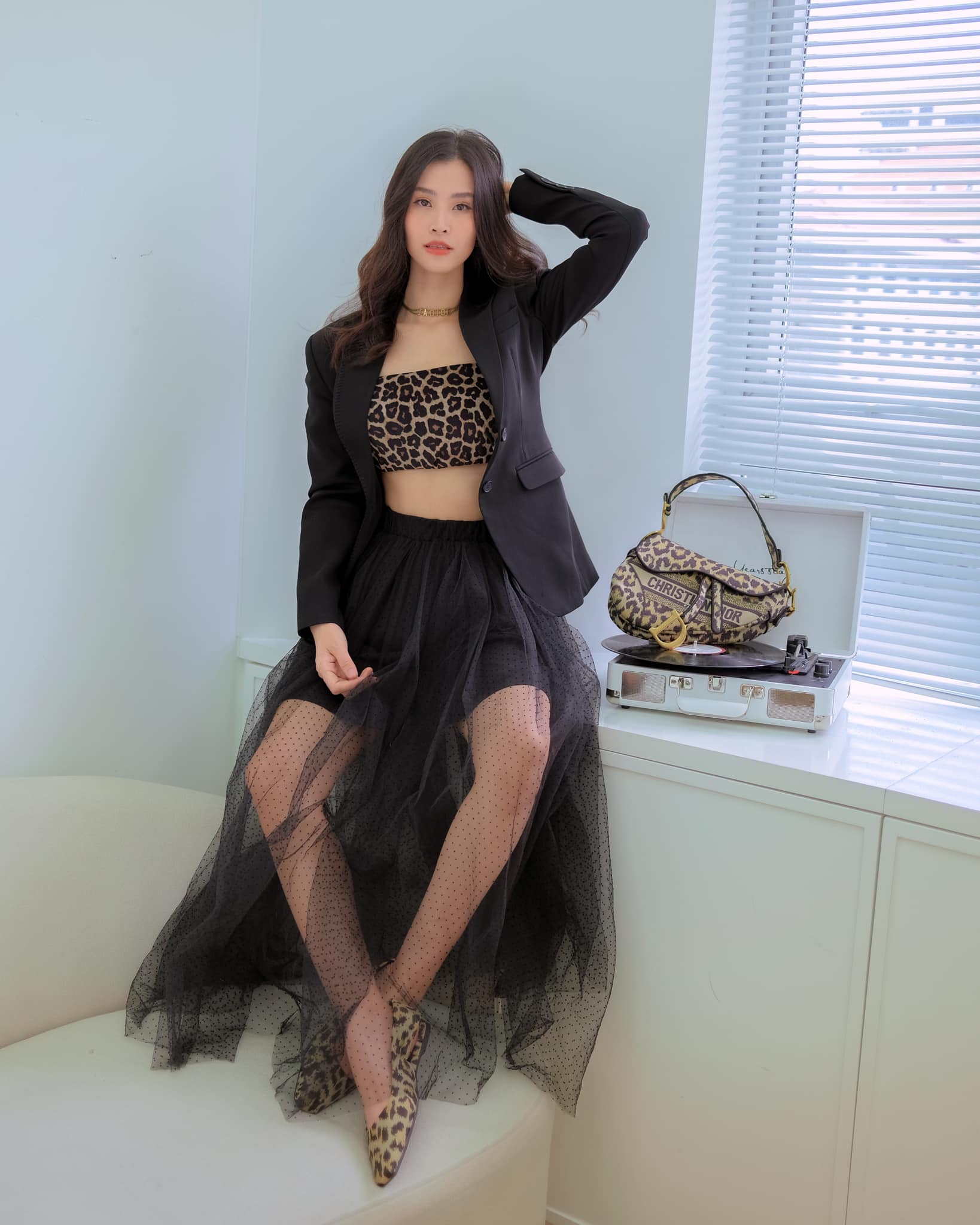 Dong-nhi-dien-ao-qauy-o-ep-vong-1-size-khung-khoe-vong-eo-phang-ly-khong-kem-canh-ngoc-trinh-3