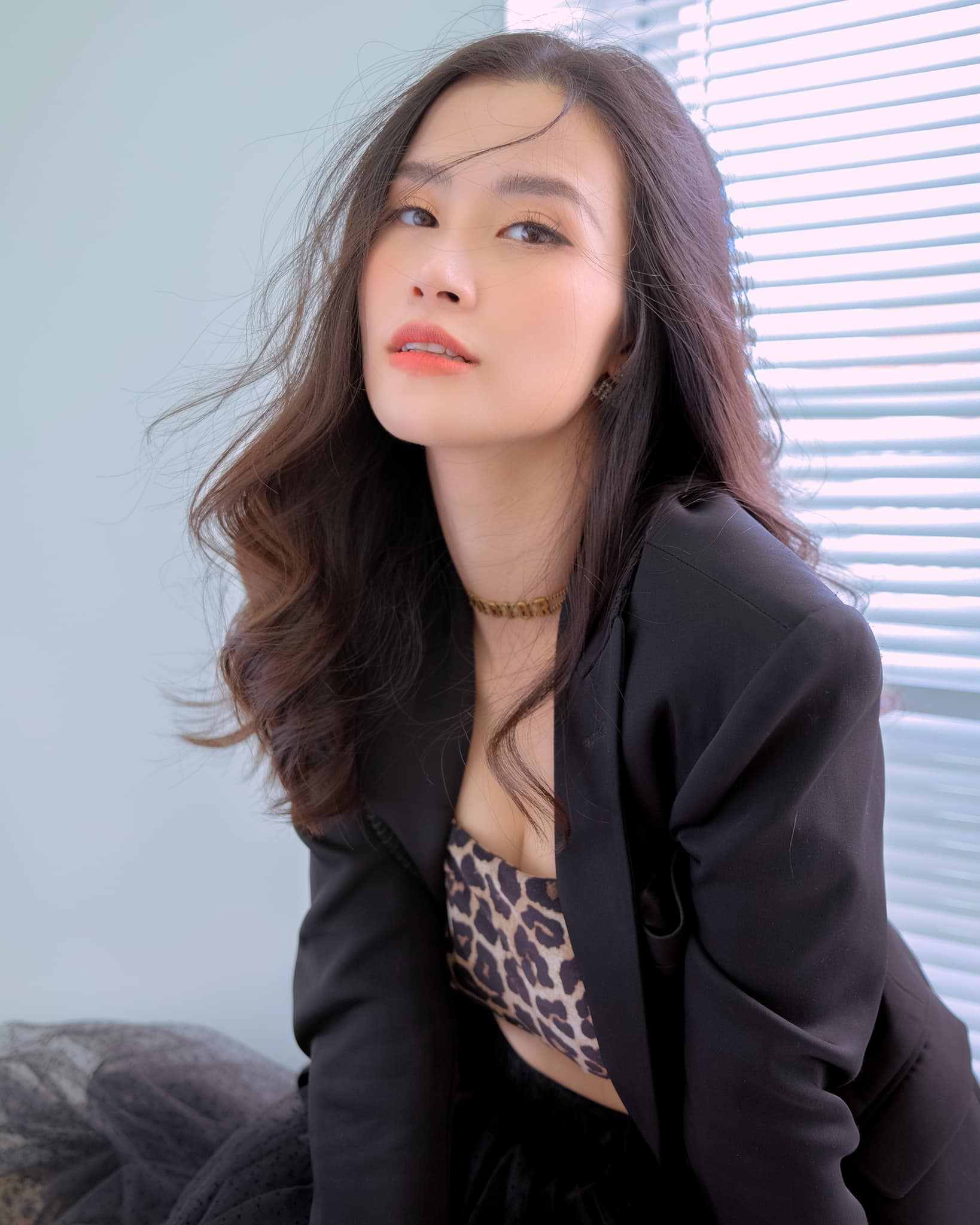 Dong-nhi-dien-ao-qauy-o-ep-vong-1-size-khung-khoe-vong-eo-phang-ly-khong-kem-canh-ngoc-trinh-4