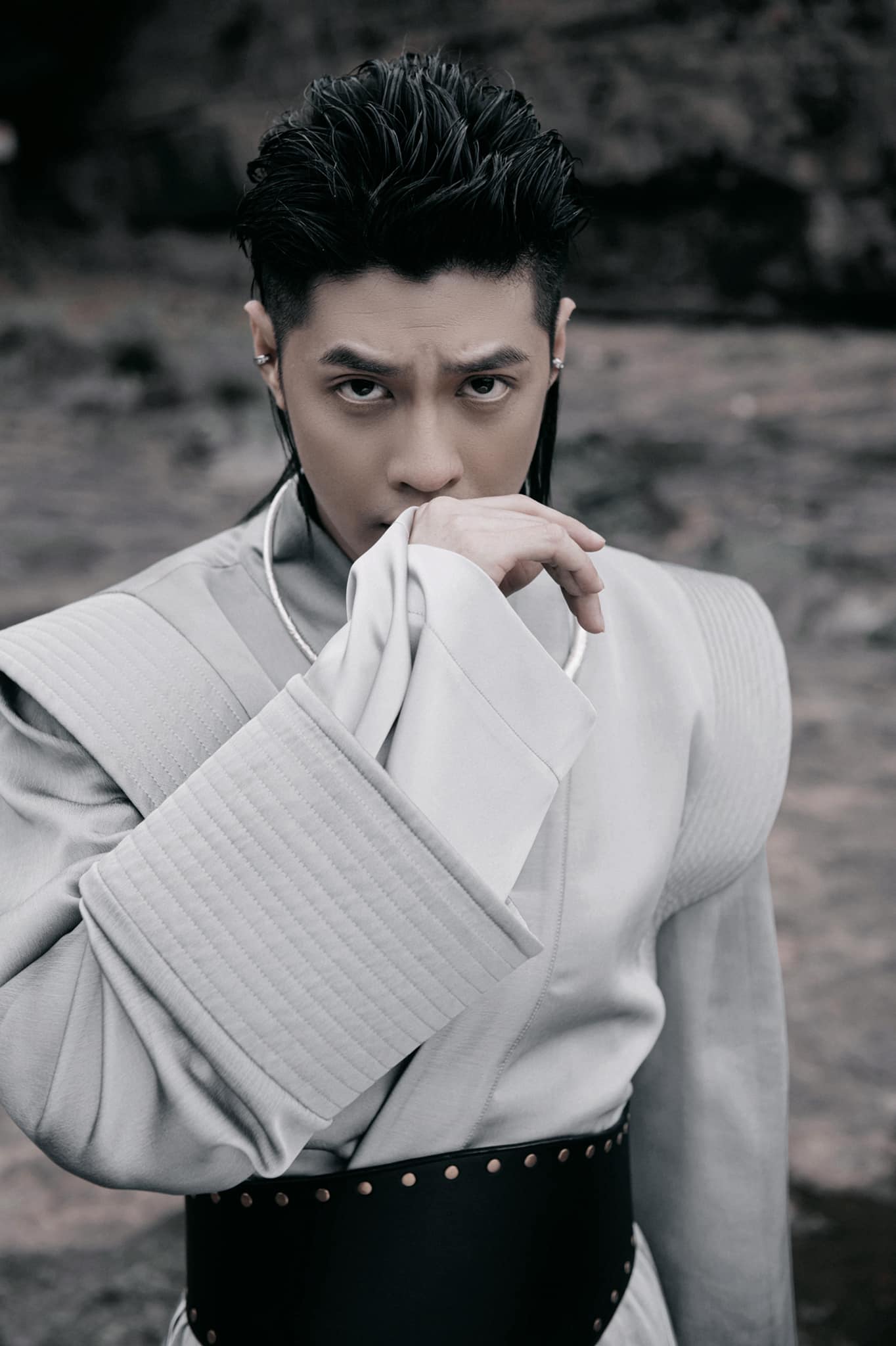 Dong-nhi-bao-thanh-tich-khung-cua-mv-moi-co-su-tham-gia-cua-mai-phuong-thuy-cung-dan-sao-hang-a-8