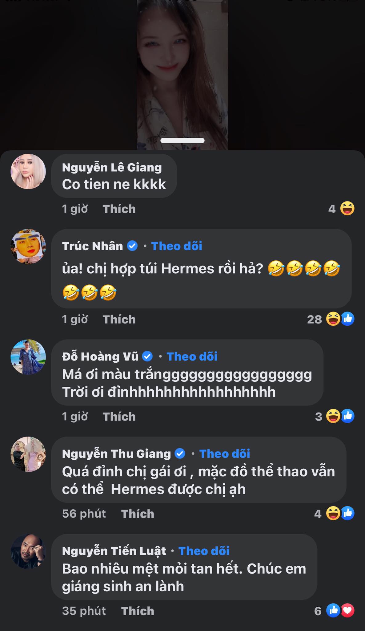 Le-giang-tien-luat-cung-dan-sao-viet-tram-tro-truoc-mon-qua-giang-sinh-tran-thanh-tang-hari-won