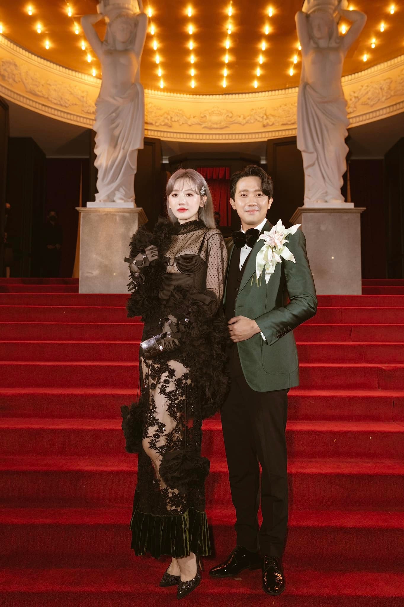 Hari-won-dien-do-xuyen-thau-tu-tin-tha-rong-khoe-vong-1-ngoai-co-va-vong-eo-phang-ly-lan-at-ha-ho-3