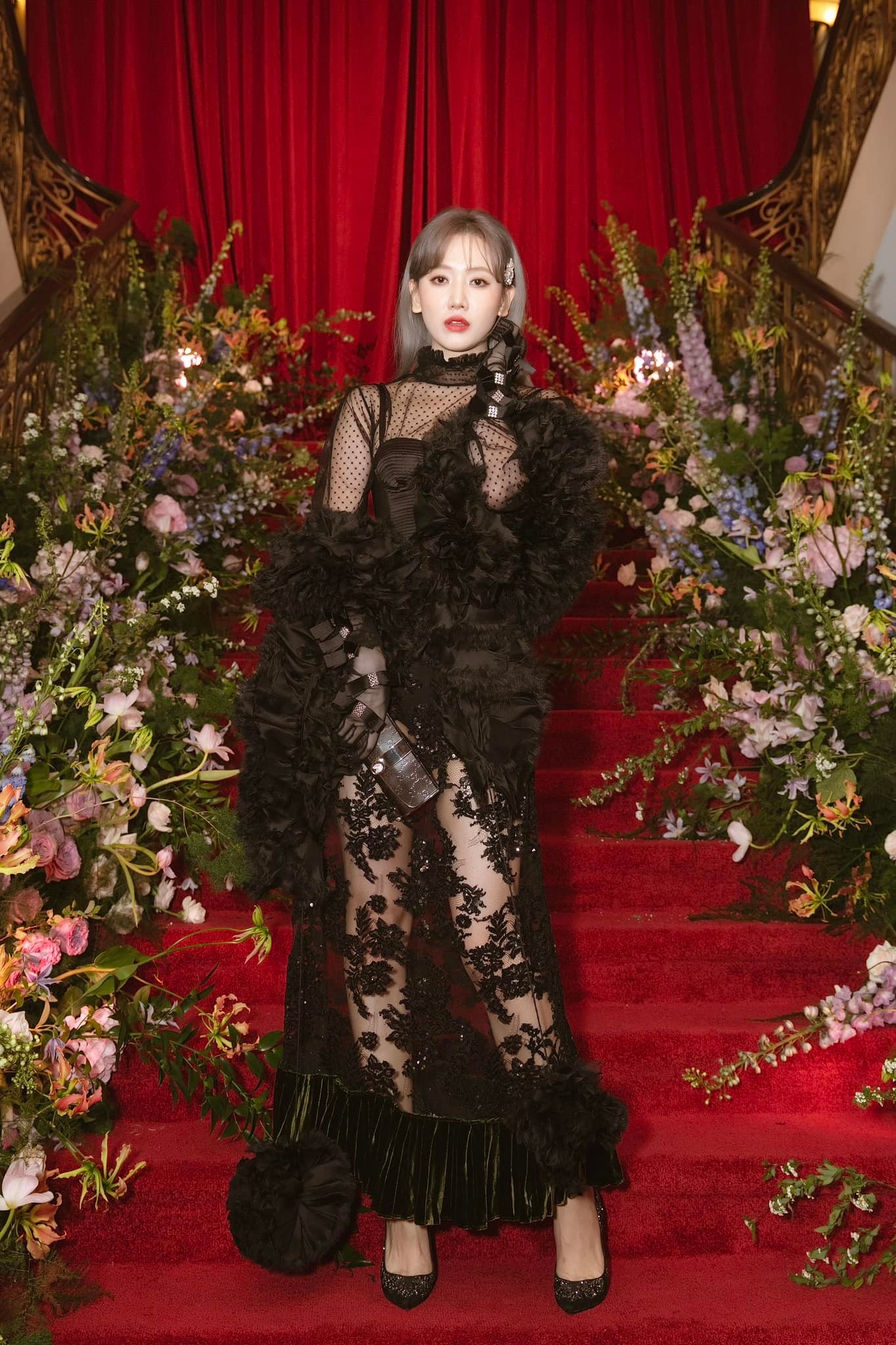 Hari-won-dien-do-xuyen-thau-tu-tin-tha-rong-khoe-vong-1-ngoai-co-va-vong-eo-phang-ly-lan-at-ha-ho-6