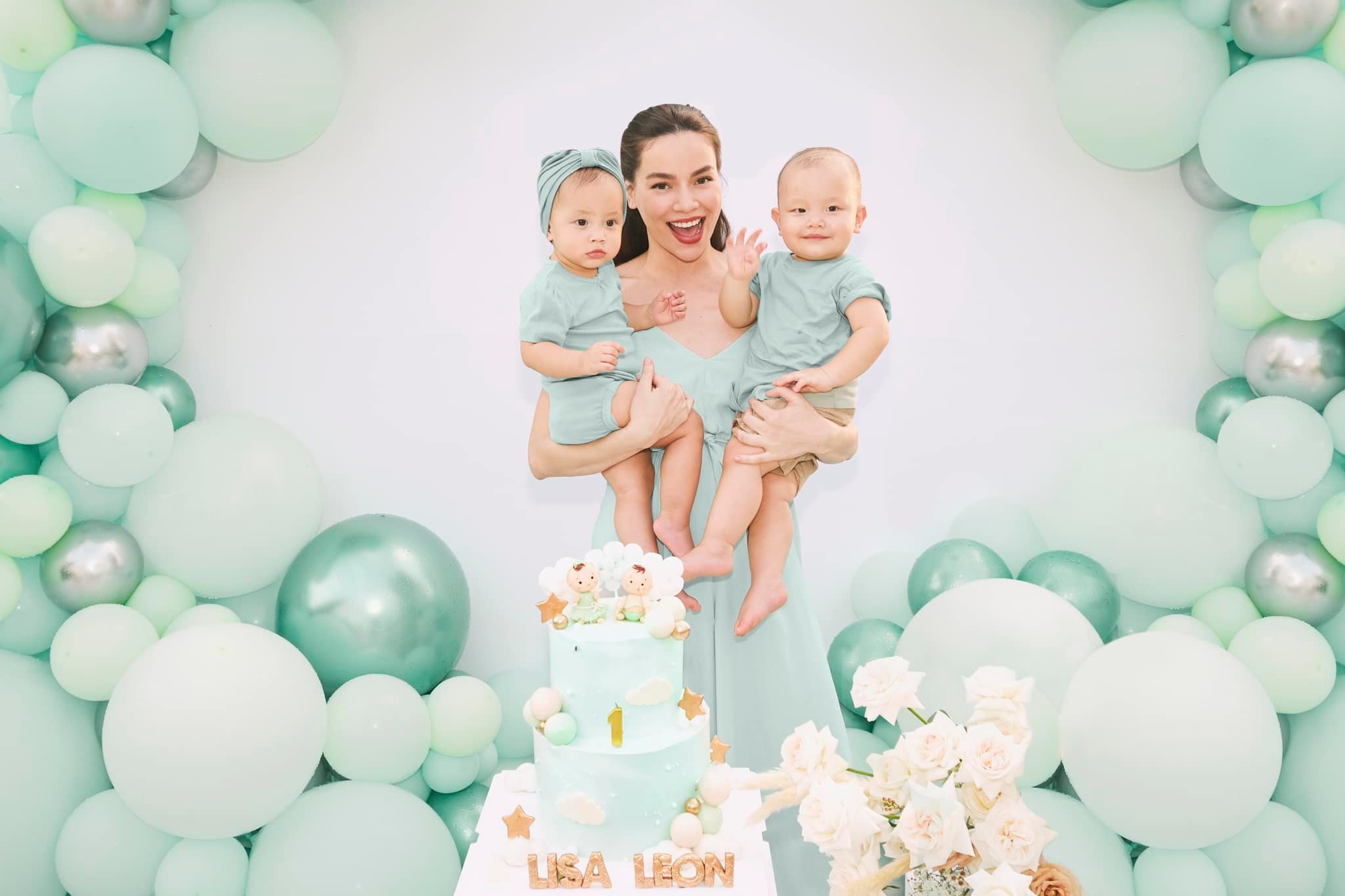 Clip-quay-lai-toan-bo-cach-ho-ngoc-ha-cham-soc-choi-dua-cung-leon-lisa-khien-khan-gia-bat-ngo