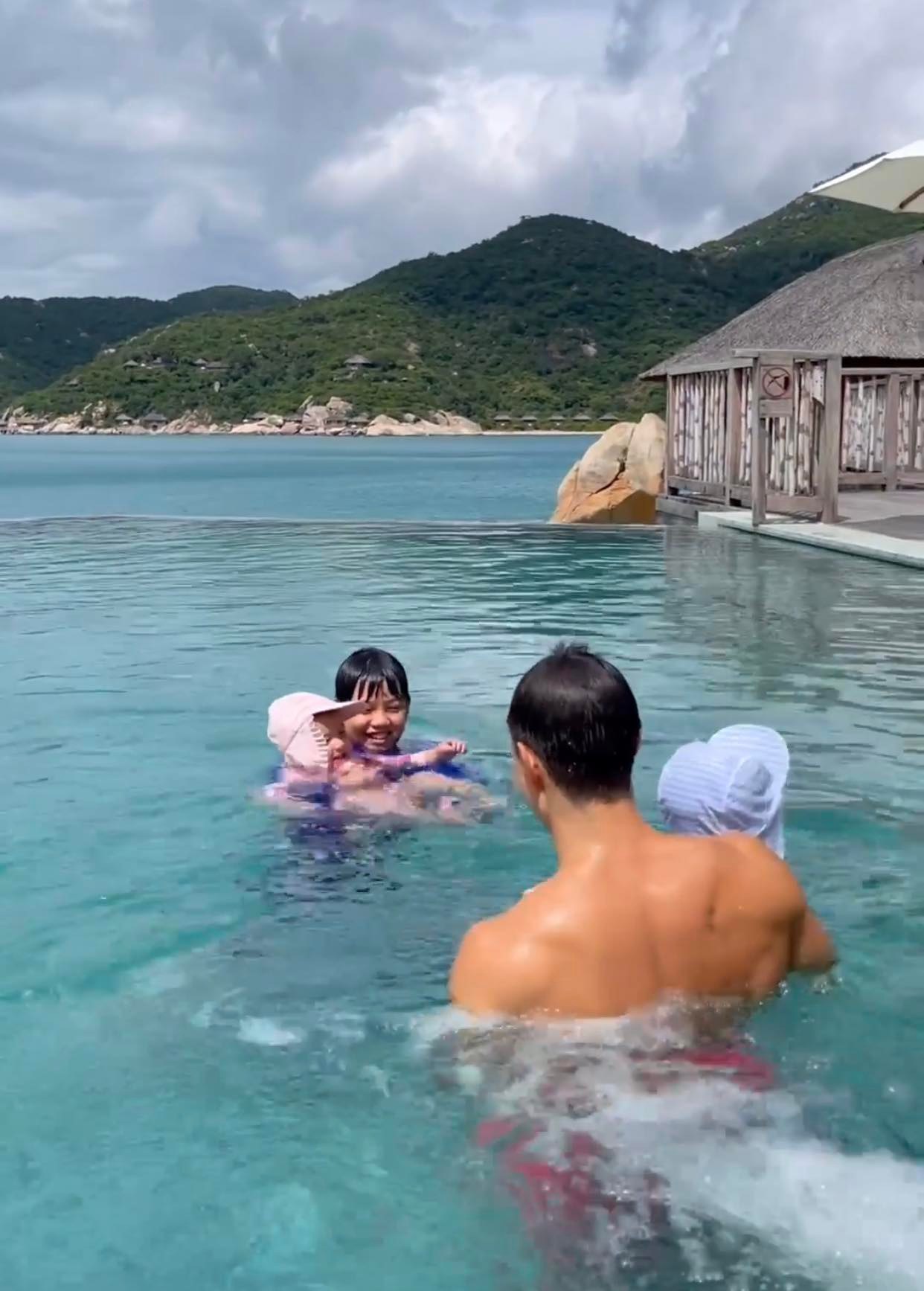 Clip-quay-lai-toan-bo-chuyen-di-cua-ho-ngoc-ha-cung-dai-gia-tai-nha-trang-khien-cdm-tan-chay-3