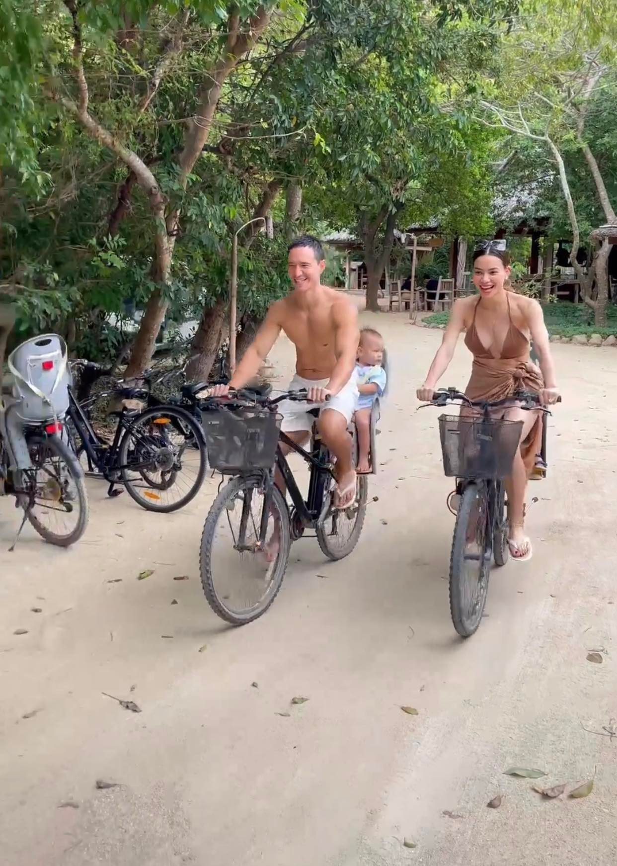 Clip-quay-lai-toan-bo-chuyen-di-cua-ho-ngoc-ha-cung-dai-gia-tai-nha-trang-khien-cdm-tan-chay-6