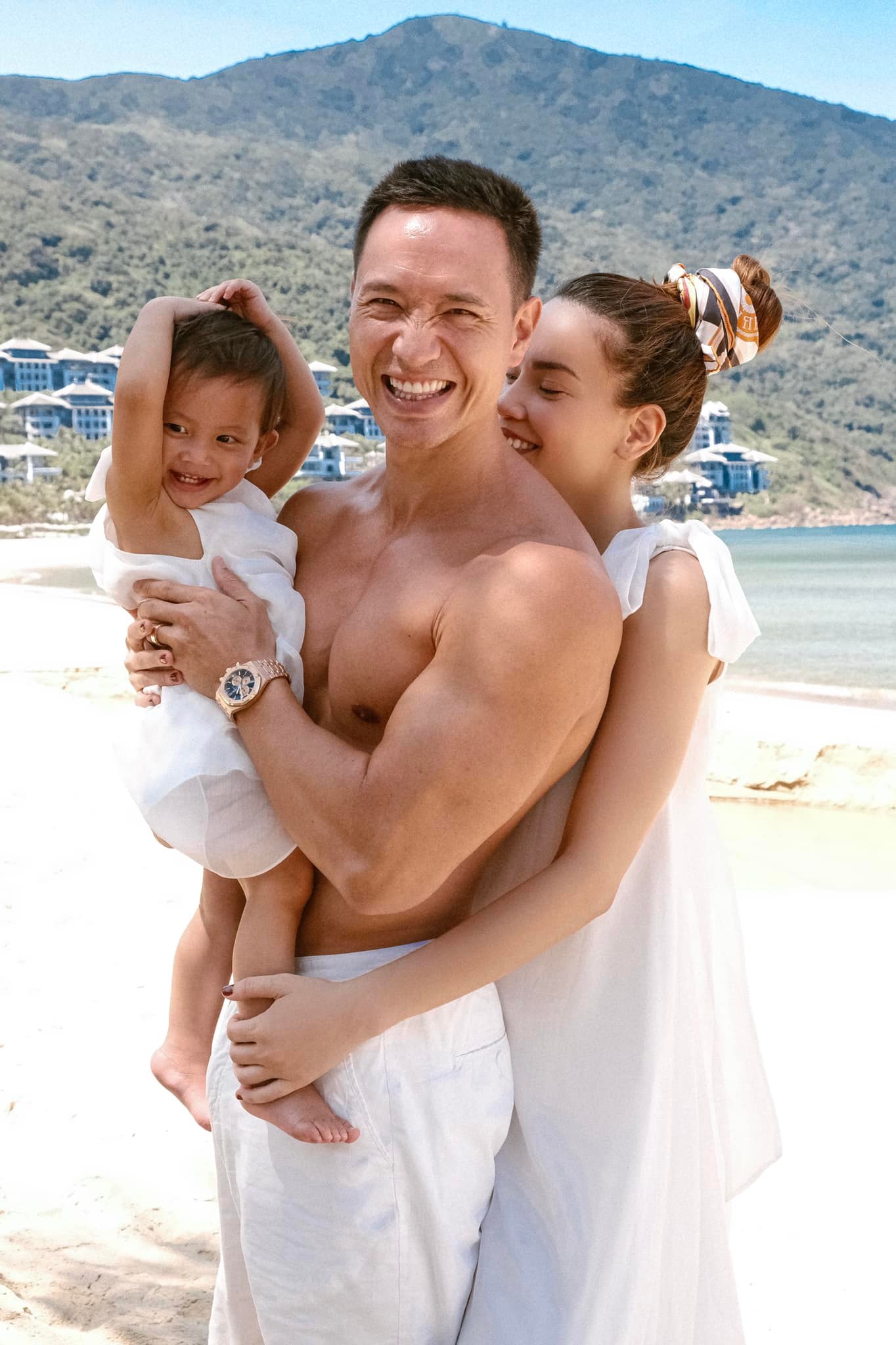 Clip-quay-lai-toan-bo-chuyen-di-resort-hang-dau-the-gioi-cua-dai-gia-dinh-ho-ngoc-ha-3