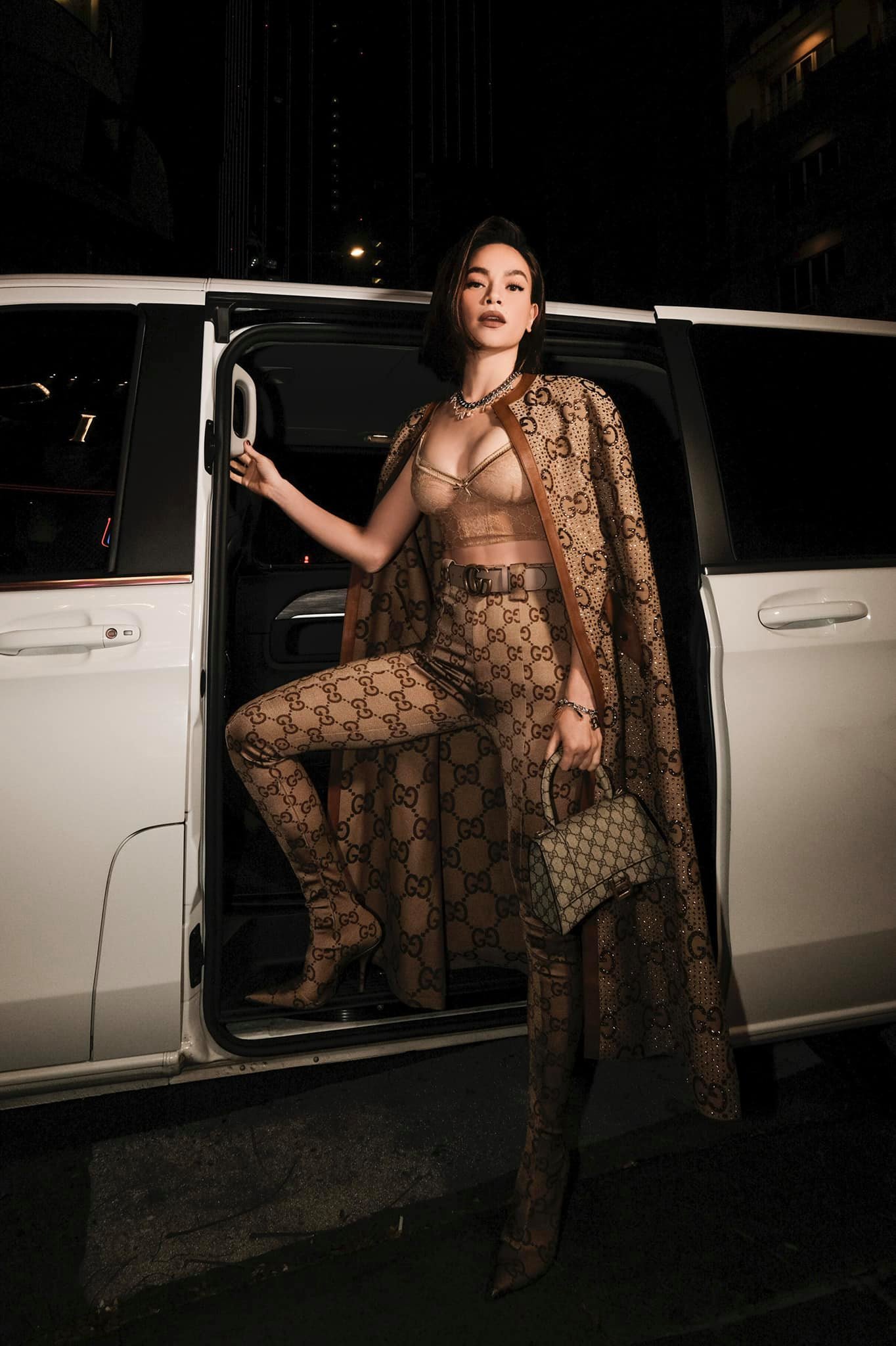 Ho-ngoc-ha-mac-bikini-nho-xiu-khoe-tron-vong-1-khung-va-vong-2-phang-li-ap-dao-ngoc-trinh-ly-nha-ky-3