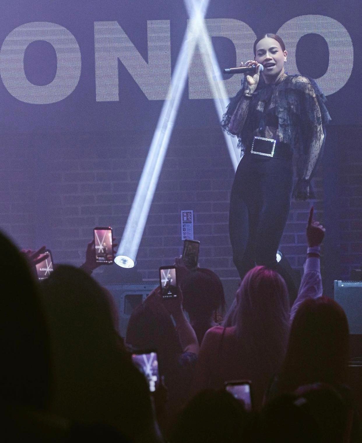 Ho-ngoc-ha-dien-do-xuyen-thau-tu-tin-khoe-vong-1-size-khung-va-vong-eo-con-kien-an-dut-ly-nha-ky-9