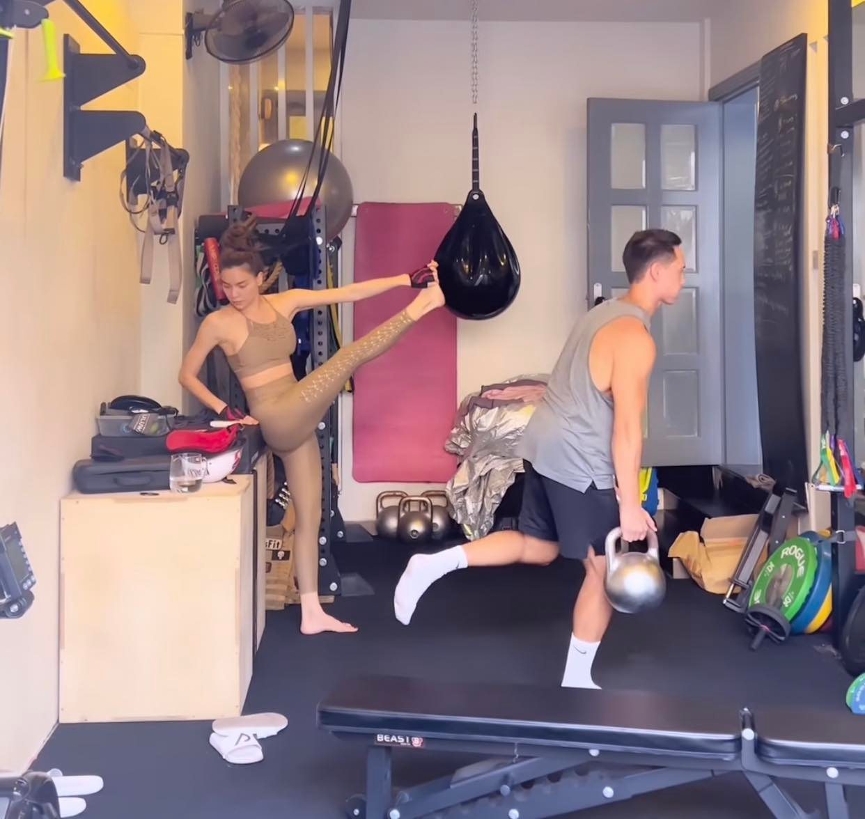 Clip-ho-ngoc-ha-kim-ly-cung-tap-the-thao-cuc-loi-cuon-body-that-cua-nu-hoang-giai-tri-gay-sot-5