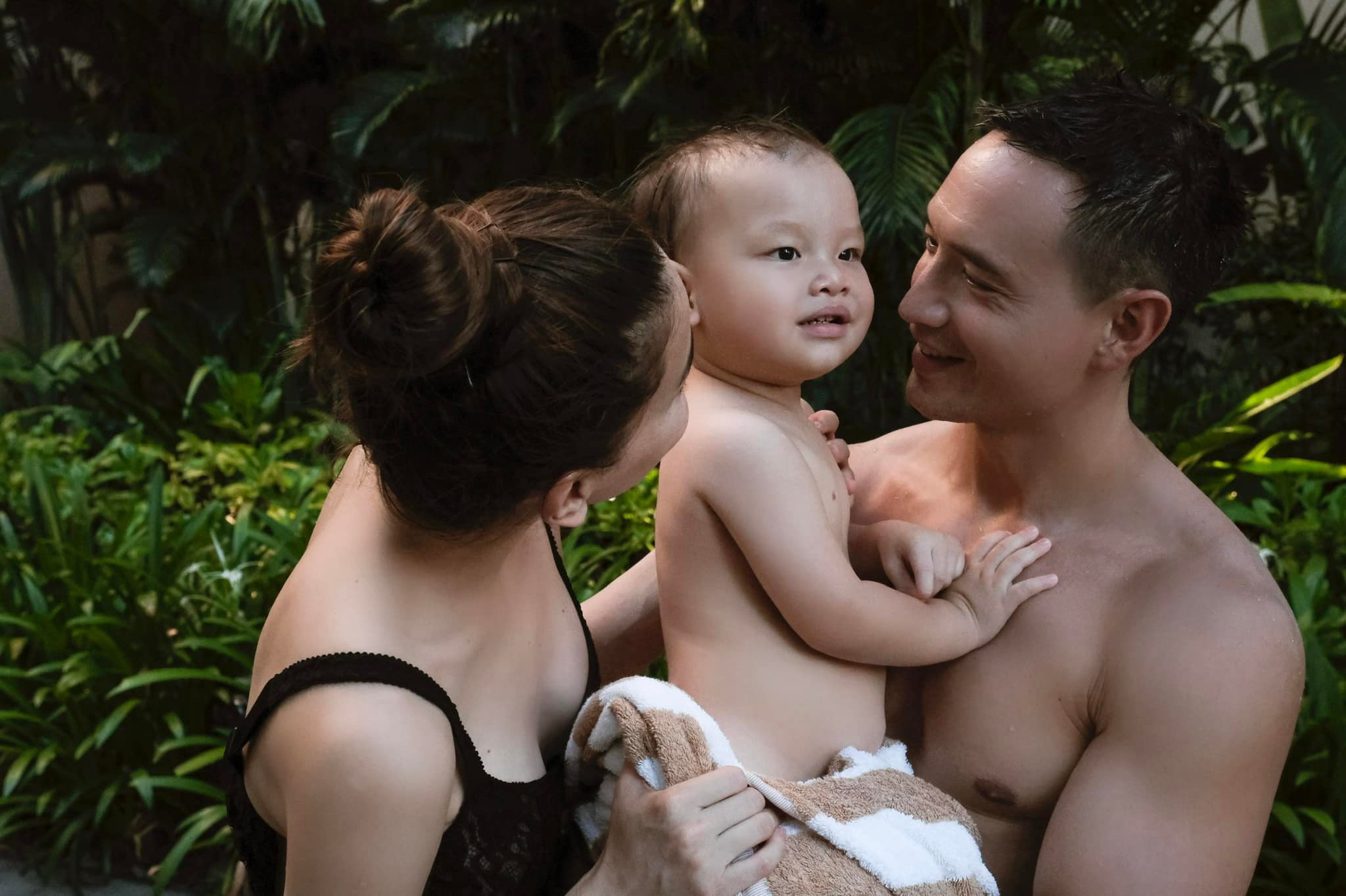 ha-ho-dang-loat-anh-kim-ly-an-can-cham-soc-cac-con-nhan-ngay-cua-cha-hanh-dong-voi-su-beo-gay-sot-2