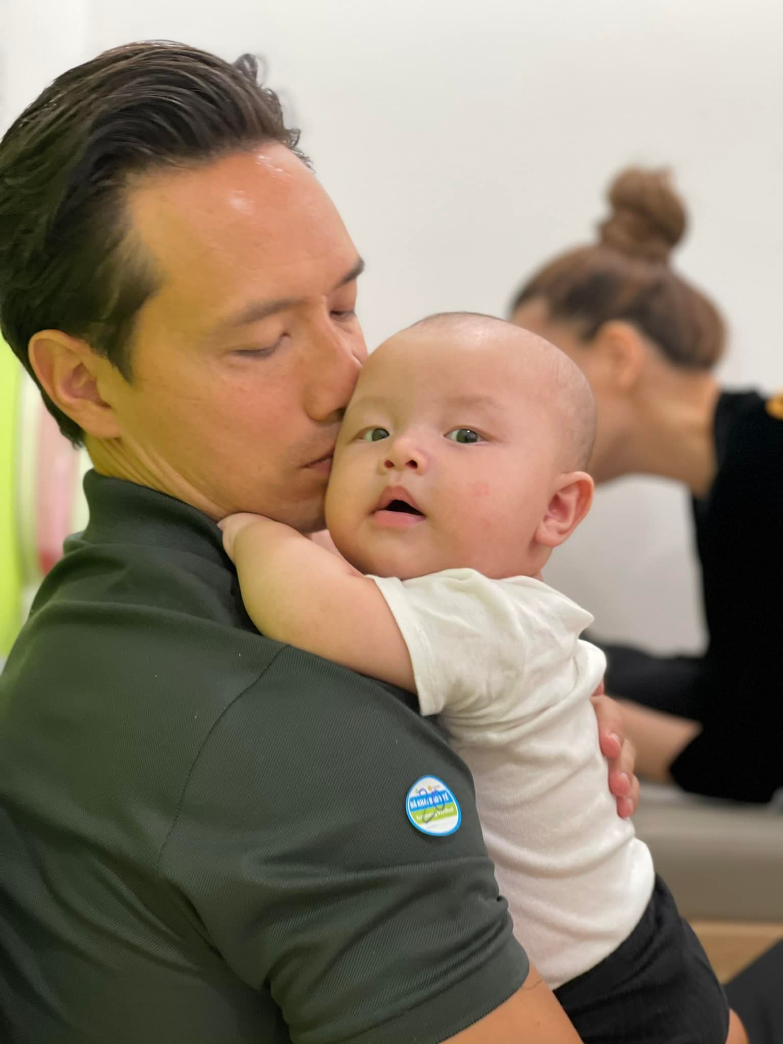 ha-ho-dang-loat-anh-kim-ly-an-can-cham-soc-cac-con-nhan-ngay-cua-cha-hanh-dong-voi-su-beo-gay-sot-4